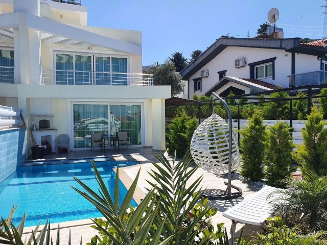 Doppelhaushälfte mit 3+1 Gelegenheiten zum Verkauf in Alsancak, Kyrenia, in der Nähe der Necat British School, privater Pool, gut gepflegt, komplett möbliert, großer Garten