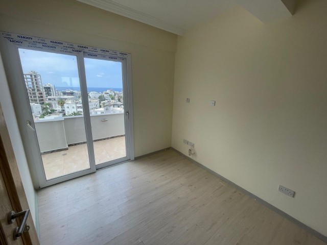 2+1 Penthouse zum Verkauf im Zentrum von Kyrenia mit Meer- und Bergblick, hoher Mietrendite und großer Terrasse