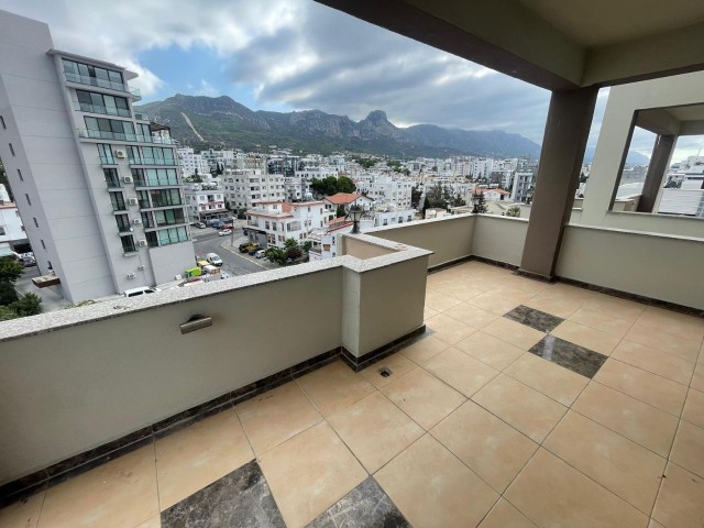 2+1 Penthouse zum Verkauf im Zentrum von Kyrenia mit Meer- und Bergblick, hoher Mietrendite und großer Terrasse