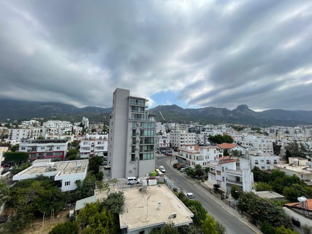 2+1 Penthouse zum Verkauf im Zentrum von Kyrenia mit Meer- und Bergblick, hoher Mietrendite und großer Terrasse