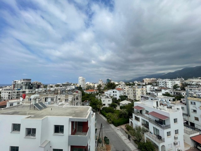 2+1 Penthouse zum Verkauf im Zentrum von Kyrenia mit Meer- und Bergblick, hoher Mietrendite und großer Terrasse