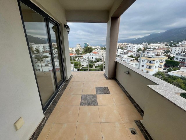 2+1 Penthouse zum Verkauf im Zentrum von Kyrenia mit Meer- und Bergblick, hoher Mietrendite und großer Terrasse