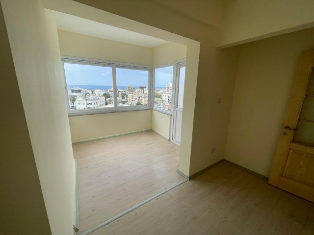 2+1 Penthouse zum Verkauf im Zentrum von Kyrenia mit Meer- und Bergblick, hoher Mietrendite und großer Terrasse