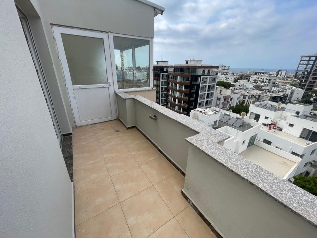 2+1 Penthouse zum Verkauf im Zentrum von Kyrenia mit Meer- und Bergblick, hoher Mietrendite und großer Terrasse