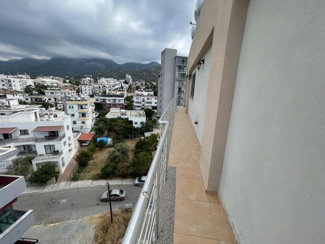 2+1 Penthouse zum Verkauf im Zentrum von Kyrenia mit Meer- und Bergblick, hoher Mietrendite und großer Terrasse