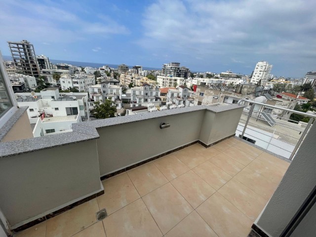 2+1 Penthouse zum Verkauf im Zentrum von Kyrenia mit Meer- und Bergblick, hoher Mietrendite und großer Terrasse