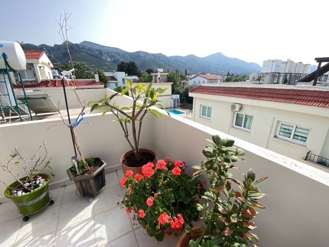 Komplett renovierte, komplett möblierte 3+1-Wohnung mit großer privater Terrasse in Çatalköy, Kyrenia