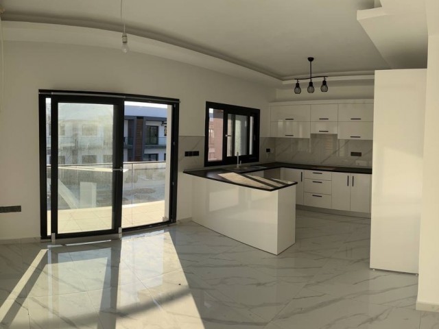 Neue 1+1-Wohnung mit Terrasse zum Verkauf in der Region Kyrenia Alsancak, nur wenige Gehminuten von den Stränden entfernt