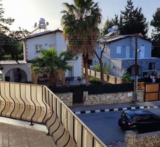 3+1 Gelegenheitswohnung zum Verkauf mit Balkon in der Region Kyrenia Alsancak
