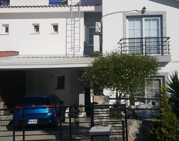 3+2 Doppelhaushälfte zum Verkauf in Kyrenia Bosphorus