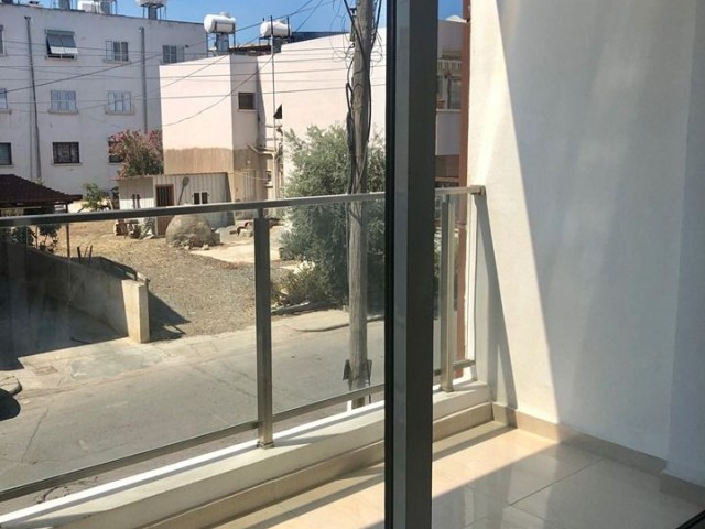 2+1 VOLL MÖBLIERTE NEUE LUXUS-WOHNUNG ZUM VERKAUF IM ZENTRUM VON FAMAGUSTA ** 