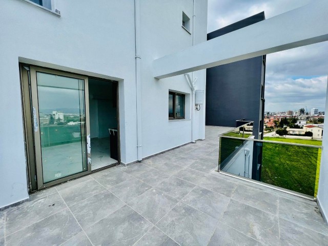 2+1 BRANDNEUE LUXUS-PENTHOUSE ZUM VERKAUF IN YENIBOĞAZİÇI MIT HERRLICHEM MEERBLICK 