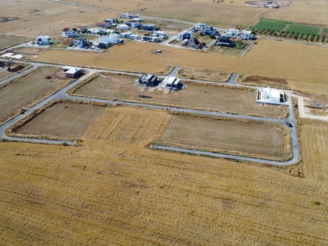 GRUNDSTÜCKE ZUM VERKAUF, GEEIGNET FÜR DEN VILLENBAU IN DER REGION MUTLUYAKA