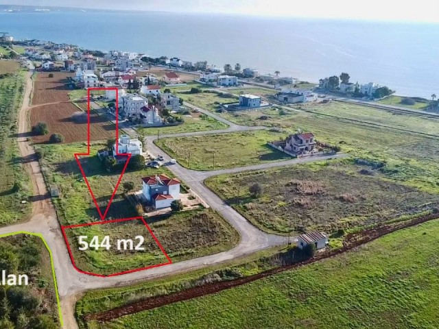 GRUNDSTÜCK ZUM VERKAUF IN İSKELE BOGAZ, fußläufig zum Meer, geeignet für den Bau einer Villa