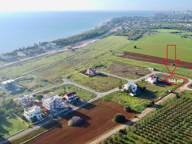 GRUNDSTÜCK ZUM VERKAUF IN İSKELE BOGAZ, fußläufig zum Meer, geeignet für den Bau einer Villa