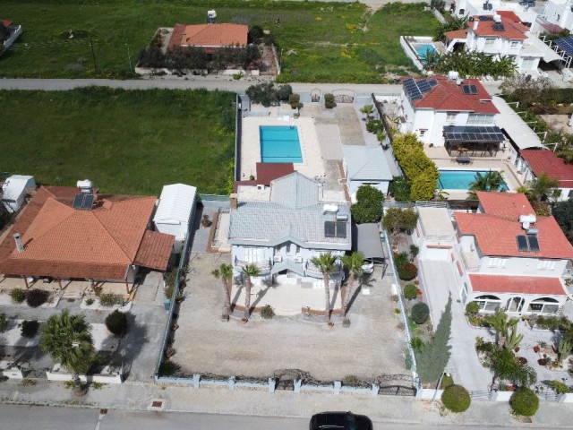 4+1 DUPLEX VILLA WITH POOL FOR SALE ON 1 DECAR OF LAND IN İSKELE BOGAZ