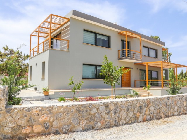 Luxury Villa for sale in Çatalköy with 2 bedrooms + 3m x 11m pool + excellent view + central location ** 