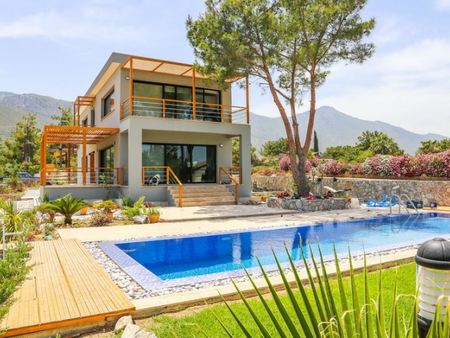 Çatalköy'de 2 yatak odalı + 3m x 11m  havuzlu + mükemmel manzaralı + merkezi konum Satılık Lüks Villa 