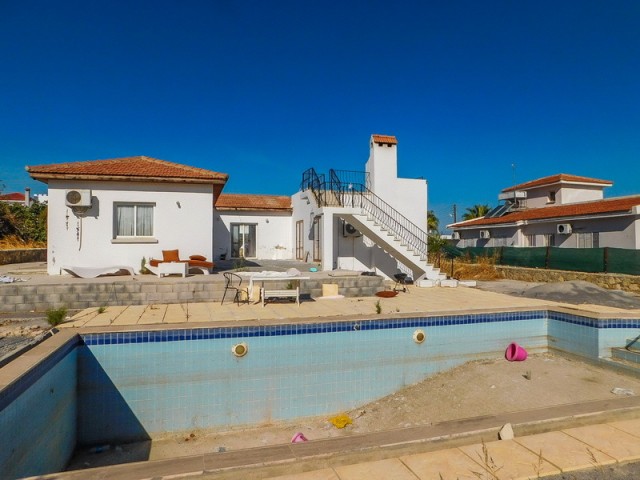 Karşıyaka'da 3 yatak odalı + 10m x 5m yüzme havuzlu  + klimalı Satılık bungalow
