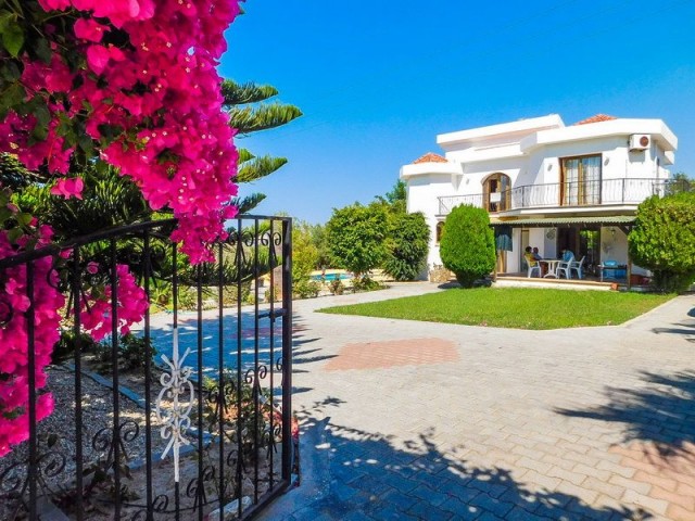 3-bedroom villa with swimming pool + Landscaped garden + mountain and sea views for sale in Alsancak Kocan is named after its owner. K.D.V Has Been Paid ** 