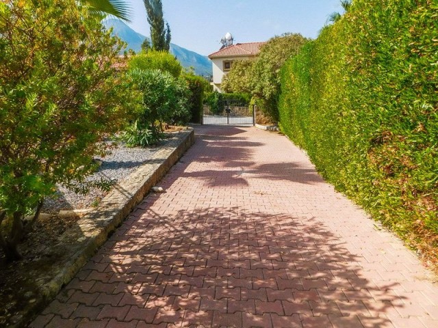 Villa zum Verkauf in Bellapais mit 4 Schlafzimmern + 10m Llogara 8M Pool + voll möbliert + Zentralheizung im Namen des Eigentümers. K.D.V Bezahlt ** 