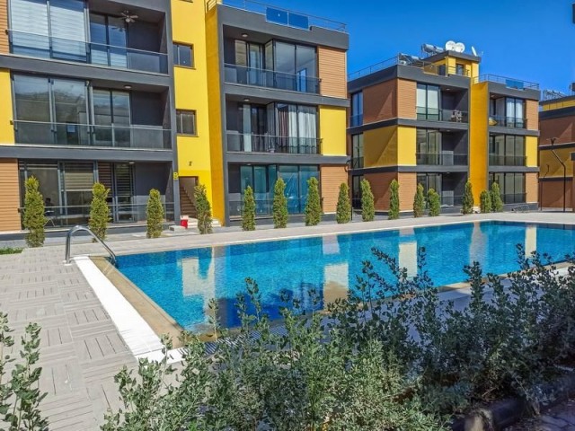 Brandneue, komplett möblierte 2 + 1-Apartments mit Gemeinschaftspool im Herzen von Alsancak, nah an 