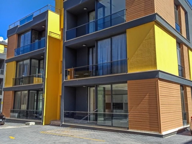 Brandneue, komplett möblierte 2 + 1-Apartments mit Gemeinschaftspool im Herzen von Alsancak, nah an allen Annehmlichkeiten – fantastische Lage! Objektreferenz GR018