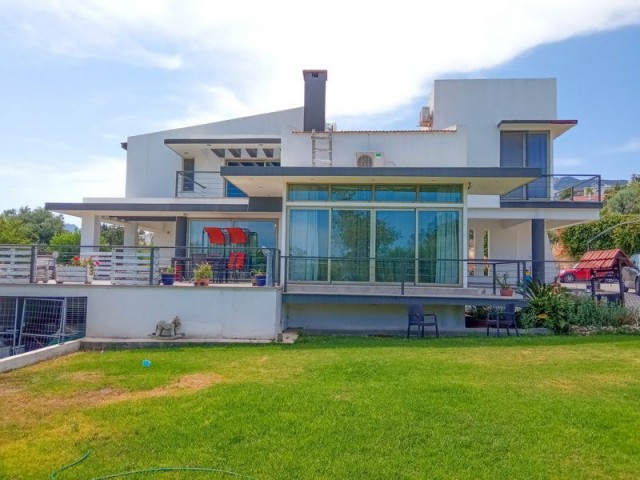 Modern Design 4 + 1 Villa In Catalkoy On A Large Plot Which Is Ideal For Building Another Property