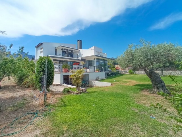 Modern Design 4 + 1 Villa In Catalkoy On A Large Plot Which Is Ideal For Building Another Property