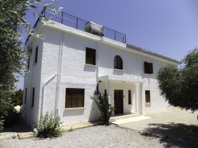 TO RENT - LOVELY 4 BEDROOM VILLA WITH PRIVATE POOL AND PANORAMIC VIEWS IN THE MUCH SOUGHT AFTER LOCATION OF BELLAPAIS