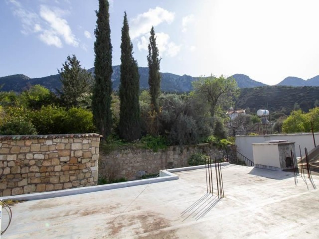 Erstreckungsmöglichkeit Zum Kauf Eines 3-Schlafzimmer-Dorfhauses Direkt Im Herzen Von Lapta ① Beautiful Mountain And Distant Sea Vie ① ** 