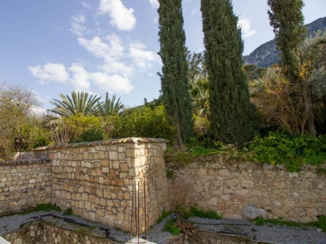 Erstreckungsmöglichkeit Zum Kauf Eines 3-Schlafzimmer-Dorfhauses Direkt Im Herzen Von Lapta ① Beautiful Mountain And Distant Sea Vie ① ** 