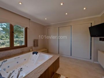 4/5 Schlafzimmer + großes Grundstück + komplett möbliert + Swimmingpool + Hilfshaus + private Luxusvilla zum Verkauf in Kyrenia