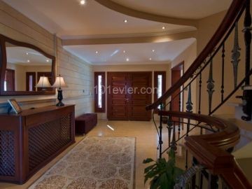 4/5 Schlafzimmer + großes Grundstück + komplett möbliert + Swimmingpool + Hilfshaus + private Luxusvilla zum Verkauf in Kyrenia