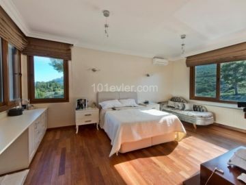 4/5 Schlafzimmer + großes Grundstück + komplett möbliert + Swimmingpool + Hilfshaus + private Luxusvilla zum Verkauf in Kyrenia