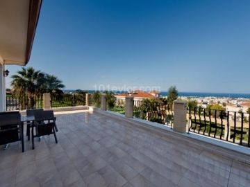 4/5 Schlafzimmer + großes Grundstück + komplett möbliert + Swimmingpool + Hilfshaus + private Luxusvilla zum Verkauf in Kyrenia