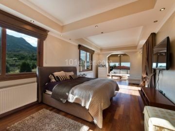 4/5 Schlafzimmer + großes Grundstück + komplett möbliert + Swimmingpool + Hilfshaus + private Luxusvilla zum Verkauf in Kyrenia