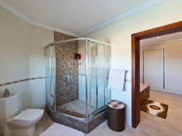 4/5 Schlafzimmer + großes Grundstück + komplett möbliert + Swimmingpool + Hilfshaus + private Luxusvilla zum Verkauf in Kyrenia