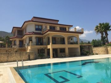 Girne'de 4/5 yatak odalı  + geniş arazi büyüklüğü+ full eşyalı + yüzme havuzlu + yardımcı evi + Özel