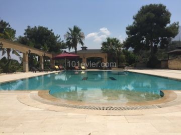 4/5 Schlafzimmer + großes Grundstück + komplett möbliert + Swimmingpool + Hilfshaus + private Luxusvilla zum Verkauf in Kyrenia