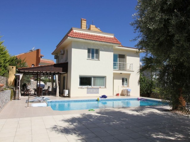 Perfect Location-4 Bedroom Villa Llogara Private Pool, Mountain and Sea vie Llogara-10 Minutes from the English School of Kyrenia **  ** 