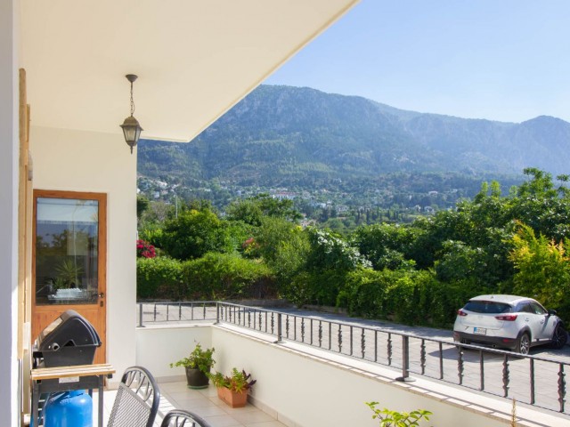 Penthouse mit 3 Schlafzimmern in Lapta + Gemeinschaftspool + Berg-und Meerblick ** 