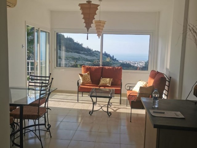 Unmöbliertes Penthouse-Apartment mit 2 Schlafzimmern, Gemeinschaftspool und unglaublichem Panoramablick auf das Meer und die Berge in dieser gepflegten Anlage