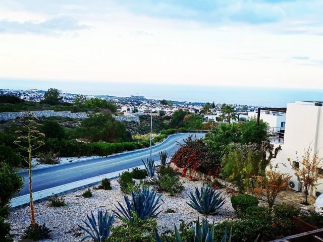 Unmöbliertes Penthouse-Apartment mit 2 Schlafzimmern, Gemeinschaftspool und unglaublichem Panoramablick auf das Meer und die Berge in dieser gepflegten Anlage