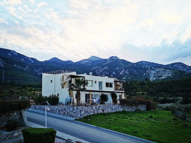 Unmöbliertes Penthouse-Apartment mit 2 Schlafzimmern, Gemeinschaftspool und unglaublichem Panoramablick auf das Meer und die Berge in dieser gepflegten Anlage