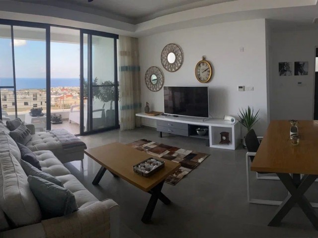 Seltene Gelegenheit, ein bezugsfertiges Luxus-Penthouse-Apartment „SUN VALLEY“ mit 2 Schlafzimmern, gemeinsamem Infinity-Pool und Panoramablick auf das Meer zu erwerben