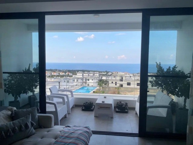Seltene Gelegenheit, ein bezugsfertiges Luxus-Penthouse-Apartment „SUN VALLEY“ mit 2 Schlafzimmern, gemeinsamem Infinity-Pool und Panoramablick auf das Meer zu erwerben