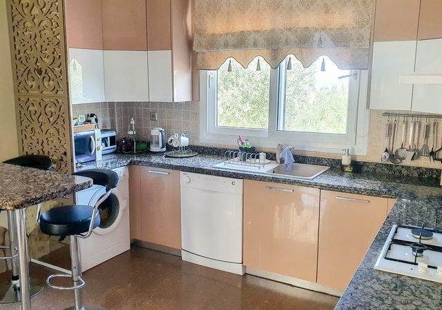 Lapta'da yenilenmiş 3+1 Villa + Özel Yüzme Havuzu + Su ve ısı yalıtımlı ref 1818