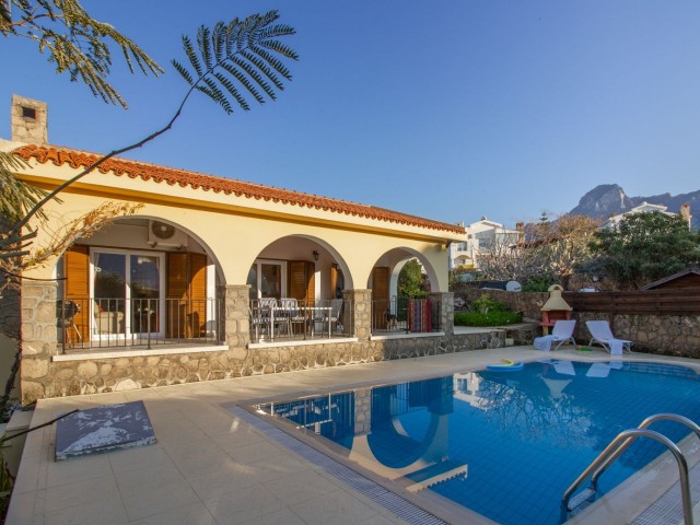 Редкая возможность приобрести это хорошо представленное бунгало с 3 спальнями и частным бассейном - расположенное на 1 донуме земли в популярной кипрской деревне Каталкой.