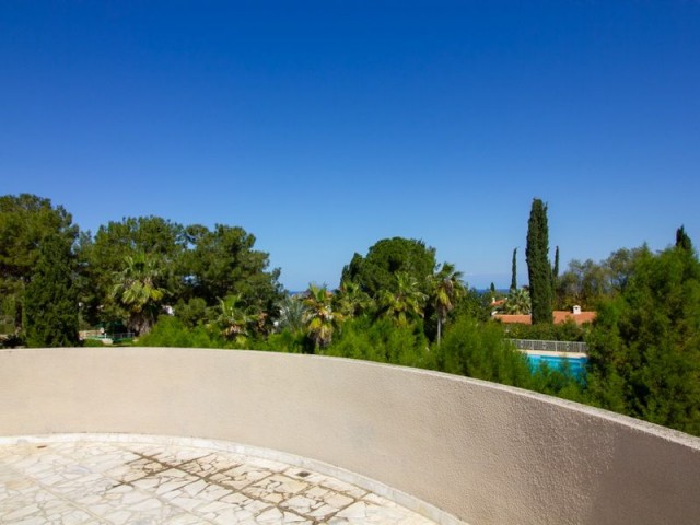 4+1 Bungalow auf einem großen Grundstück + Gästehaus + Gemeinschaftspool in olympischer Größe + Solaranlage